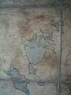 Фрагмент большой старинной карты, виселана стене